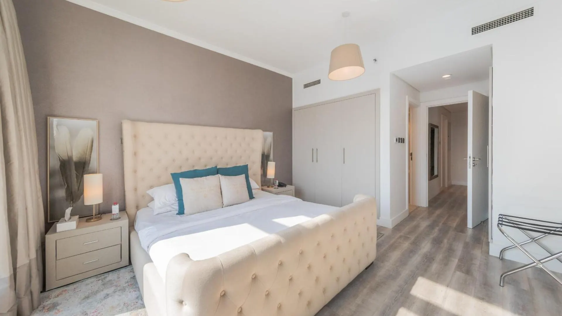 Boutique Living - Burj Views - Renovated Apartment Dubai