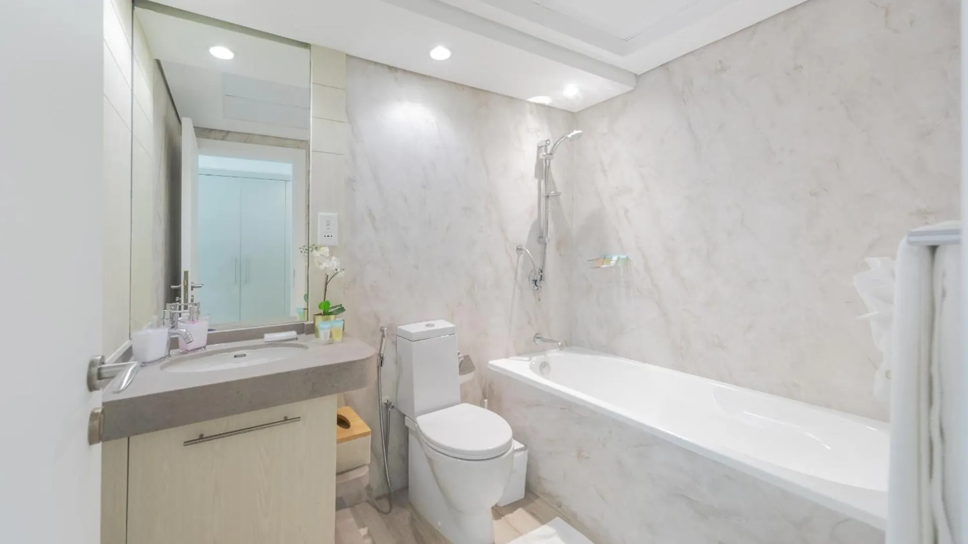 Boutique Living - Burj Views - Renovated Apartment Dubai