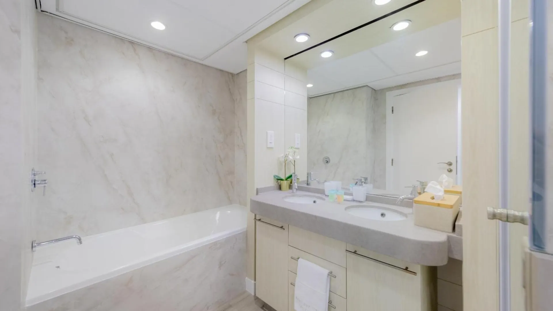Boutique Living - Burj Views - Renovated Apartment Dubai